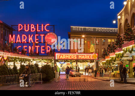 Die berühmten Pike Place Market lokale Wahrzeichen für Weihnachten, Seattle, Washington, USA eingerichtet Stockfoto