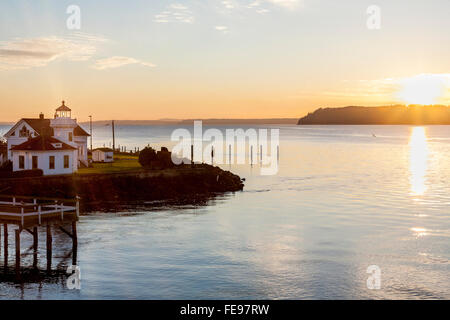 Mukilteo Lighthouse und Puget Sound bei Sonnenuntergang mit Whidbey Island in der Ferne, Washington State. Schönen pazifischen Nordwesten Reiseziele. Stockfoto