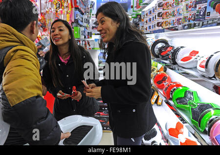 Hangzhou, China Zhejiang Provinz. 27. Dezember 2015. Fanny (R) und Maria (C), Touristen aus Mexiko, Geschäft in China Commodity City in Yiwu, Ost-China Zhejiang Provinz, 27. Dezember 2015. Insgesamt 535 Millionen Touristen besuchten die Provinz im Jahr 2015 einen Umsatz von 713,91 Milliarden Yuan (108,66 Milliarden US-Dollar) wächst um 13,04 Prozent zum Vorjahr nachgeben. © Tan Jin/Xinhua/Alamy Live-Nachrichten Stockfoto