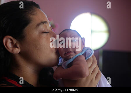 Rio De Janeiro, Brasilien. 4. Februar 2016. (160205) - RIO DE JANEIRO, 5. Februar 2016 (Xinhua)--Pollyana Rabello (L) küsst ihr Baby Luiz Philipe, der mit Mikrozephalie, in ihrem Haus in Marica, Bundesstaat Rio De Janeiro, Brasilien, am 4. Februar 2016 geboren wurde. Luiz Philipe wurde am 28. Dezember 2015 mit Mikrozephalie geboren und lebt heute mit seiner Familie in Marica, Bundesstaat Rio De Janeiro, wo 208 Mikrozephalie gemeldet haben. Bildnachweis: Xinhua/Alamy Live-Nachrichten Stockfoto