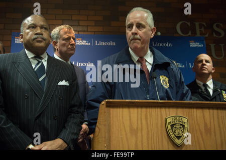 Bronx, Vereinigte Staaten von Amerika. 4. Februar 2016. Mayor De Blasio hält Medien Verfügbarkeit am Lincoln Hospital, nachdem zwei New Yorker Polizisten geschossen werden. Die Dreharbeiten in der Bronx geschah, als Bürgermeister De Blasio seinen Zustand der Stadt Anschrift nur 5 Meilen entfernt zu liefern war. Bildnachweis: Louise Wateridge/Pacific Press/Alamy Live-Nachrichten Stockfoto