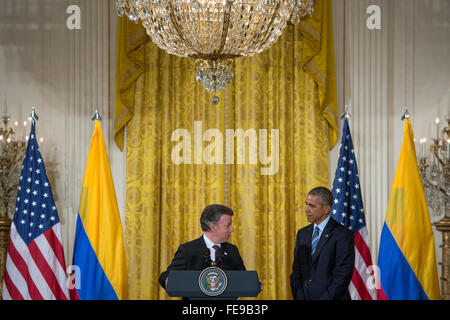 Washington, DC, USA. 4. Februar 2016. US-Präsident Barack Obama, Recht, hört als Präsident Juan Manuel Santos von Kolumbien, links, liefert Bemerkungen anlässlich eines Empfangs für Plan Colombia im East Room des weißen Hauses in Washington, DC, USA, 4. Februar 2016. Kolumbien-Plan ist die gemeinsamen Bemühungen um eine sicherere und erfolgreichere Zukunft für Kolumbianer zu erstellen. Bildnachweis: Shawn Thew/Pool über CNP /dpa - kein Draht SERVICE - Credit: Dpa/Alamy Live-Nachrichten Stockfoto