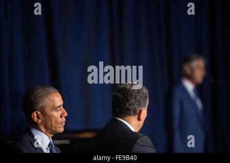 Washington, DC, USA. 4. Februar 2016. US-Präsident Barack Obama hört Oper Sänger Andrea Bocelli zu singen, während der nationalen Gebetsfrühstück in Washington, DC, USA, 4. Februar 2016. 63 Jahre lang hat der nationalen Gebetsfrühstück Präsidenten Gelegenheit, mit Mitgliedern des Kongresses und evangelikale Christen zu beten und reden über die Rolle des Gebets im eigenen Leben zu sammeln. Bildnachweis: Shawn Thew/Pool über CNP /dpa - kein Draht SERVICE - Credit: Dpa/Alamy Live-Nachrichten Stockfoto