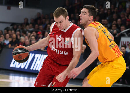 Bamberg, Deutschland. 4. Februar 2016. Bamberger Nicolo Melli (l) und Barcelonas Tomas Satoransky in Aktion während der Euroleague, Gruppe F Basketball match Brose Baskets Bamberg Vs FC Barcelona in Bamberg, Deutschland, 4. Februar 2016. Foto: Nicolas Armer/Dpa/Alamy Live News Stockfoto