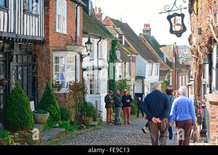 Besucher in die urige und beliebte Kopfsteinpflaster Mermaid Street, in historischen alten Cinque Port Stadt Rye, East Sussex, Großbritannien, England, GB Stockfoto