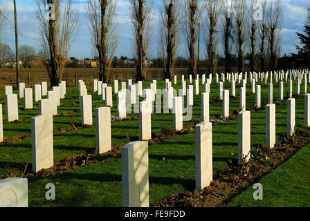 Padova Commonwealth War Cemetery enthält 513 Begräbnisse des zweiten Weltkriegs. Der Friedhof befindet sich im Bereich, wo die Alliierten im Frühjahr 1945 durch die deutschen Linien brach. Die Stadt Padua wurde von indischen Truppen befreit. Stockfoto