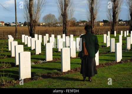 Padova Commonwealth War Cemetery enthält 513 Begräbnisse des zweiten Weltkriegs. Der Friedhof befindet sich im Bereich, wo die Alliierten im Frühjahr 1945 durch die deutschen Linien brach. Die Stadt Padua wurde von indischen Truppen befreit. Ein Besucher. Stockfoto