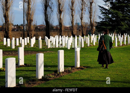 Padova Commonwealth War Cemetery enthält 513 Begräbnisse des zweiten Weltkriegs. Der Friedhof befindet sich im Bereich, wo die Alliierten im Frühjahr 1945 durch die deutschen Linien brach. Die Stadt Padua wurde von indischen Truppen befreit. Ein Besucher. Stockfoto