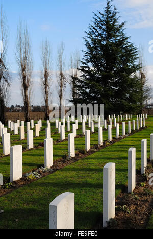 Padova Commonwealth War Cemetery enthält 513 Begräbnisse des zweiten Weltkriegs. Der Friedhof befindet sich im Bereich, wo die Alliierten im Frühjahr 1945 durch die deutschen Linien brach. Die Stadt Padua wurde von indischen Truppen befreit. Stockfoto