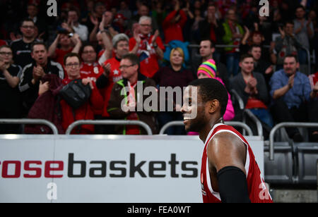 Bamberg, Deutschland. 4. Februar 2016. Bamberger Darius Miller (vorne) Lächeln Gruppe als er geht vorbei an jubelnden Fans nach der Euroleague, F-Basketball-Match Brose Baskets Bamberg Vs FC Barcelona in Bamberg, Deutschland, 4. Februar 2016. Foto: Nicolas Armer/Dpa/Alamy Live News Stockfoto