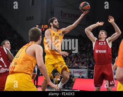 Bamberg, Deutschland. 4. Februar 2016. Bamberger Leon Radosevic (r) und Barcelonas Stratos Perperoglu (c) in Aktion während der Euroleague, Gruppe F Basketball match Brose Baskets Bamberg Vs FC Barcelona in Bamberg, Deutschland, 4. Februar 2016. Foto: Nicolas Armer/Dpa/Alamy Live News Stockfoto