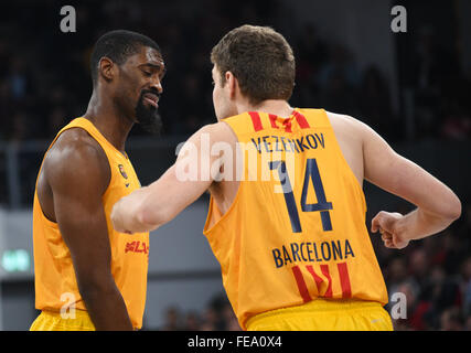 Bamberg, Deutschland. 4. Februar 2016. Barcelonas Shane Lawal (l) und Aleksandar Vezenkov argumentieren während der Euroleague Basketball Gruppe F entsprechen Brose Baskets Bamberg Vs FC Barcelona in Bamberg, Deutschland, 4. Februar 2016. Foto: Nicolas Armer/Dpa/Alamy Live News Stockfoto