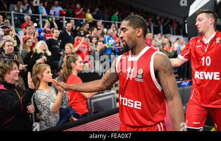 Bamberg, Deutschland. 4. Februar 2016. Bamberger Bradley Wanamaker (C) feiert mit den Fans nach der Euroleague, Gruppe F-Basketball-Match Brose Baskets Bamberg Vs FC Barcelona in Bamberg, Deutschland, 4. Februar 2016. Foto: Nicolas Armer/Dpa/Alamy Live News Stockfoto