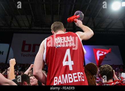 Bamberg, Deutschland. 4. Februar 2016. Bamberger Nicolo Melli feiert mit den Fans nach der Euroleague, Gruppe F-Basketball-Match Brose Baskets Bamberg Vs FC Barcelona in Bamberg, Deutschland, 4. Februar 2016. Foto: Nicolas Armer/Dpa/Alamy Live News Stockfoto