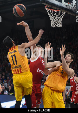 Bamberg, Deutschland. 4. Februar 2016. Bamberger Leon Radosevic (c) und Juan Carlos Navarro (l) und Barcelonas Ante Tomic (r) in Aktion während der Euroleague, Gruppe F Basketball match Brose Baskets Bamberg Vs FC Barcelona in Bamberg, Deutschland, 4. Februar 2016. Foto: Nicolas Armer/Dpa/Alamy Live News Stockfoto