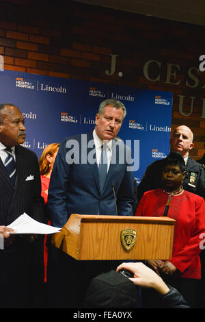 Bronx, Vereinigte Staaten von Amerika. 4. Februar 2016. Mayor De Blasio hält Pressekonferenz am Lincoln Hospital, nachdem zwei New Yorker Polizisten geschossen werden. Die Dreharbeiten in der Bronx geschah, als Bürgermeister De Blasio war seine Rede zur Lage der Stadt liefern. © Engel Zayas/Pacific Press/Alamy Live-Nachrichten Stockfoto