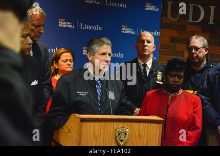 Bronx, Vereinigte Staaten von Amerika. 4. Februar 2016. Patrick Lynch die Wilderer Benevolent Association hält Pressekonferenz am Lincoln Hospital, nachdem zwei New Yorker Polizisten geschossen werden. Die Dreharbeiten in der Bronx geschah, als Bürgermeister De Blasio war seine Rede zur Lage der Stadt liefern. © Engel Zayas/Pacific Press/Alamy Live-Nachrichten Stockfoto