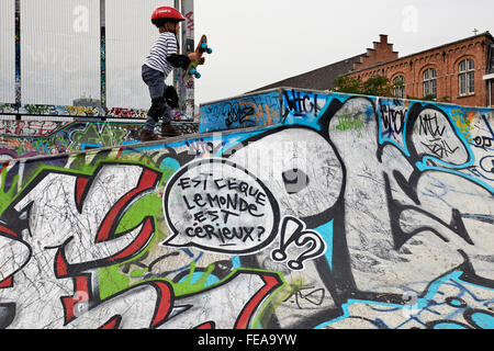 Kind spielt in der Schüssel an der Skate-Park in zentrale Brüssel Ursulinen Quadrat ist ein öffentlicher Platz im skateboarding, BMX Stockfoto