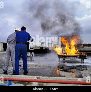 Löschmittel mit Fluide Typ Feuerlöscher, Fire Trainingscenter. Gescannte Bild aus dem Jahr 1992 Stockfoto