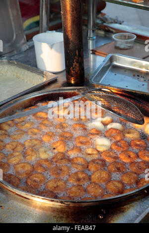 Frische Krapfen zum Verkauf auf der Straße, Istanbul, Türkei Stockfoto