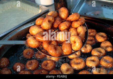 Frische Krapfen zum Verkauf auf der Straße, Istanbul, Türkei Stockfoto