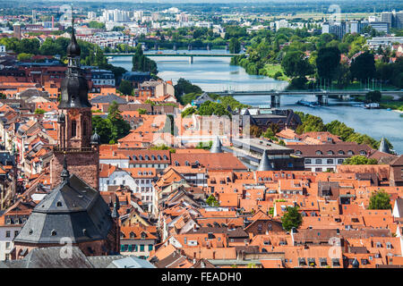 Blick von der Burg über den Neckar, die Kirche des Heiligen Geistes und die Altstadt von Heidelberg. Stockfoto