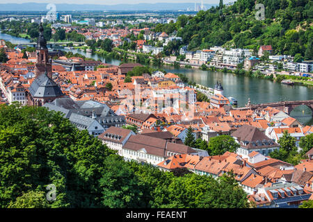 Blick von der Burg über den Neckar, die Kirche des Heiligen Geistes und die Altstadt von Heidelberg. Stockfoto