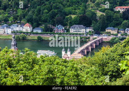 Die alte Brücke, Karl-Theodor-Brücke oder Alte Brücke über den Neckar vom Schloss in Heidelberg. Stockfoto