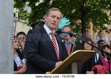 Der irische Premierminister oder irische Premierminister Enda Kenny, anlässlich einer Trauerfeier für die Opfer von den Bombenanschlägen in Dublin Stockfoto