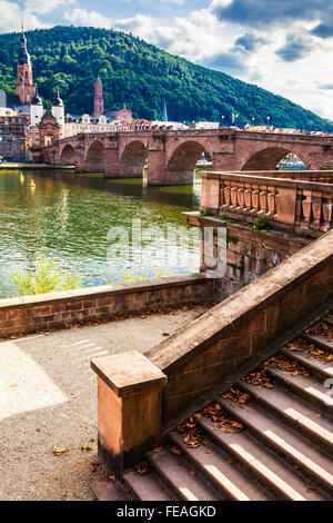 Die Alte Brücke, alte Brücke oder Karl-Theodor-Brücke und Heiliggeistkirche Turmspitze in Heidelberg. Stockfoto