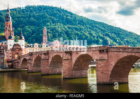 Die Alte Brücke, alte Brücke oder Karl-Theodor-Brücke und Heiliggeistkirche Turmspitze in Heidelberg. Stockfoto