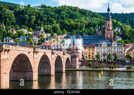 Die Alte Brücke, alte Brücke oder Karl-Theodor-Brücke und Heiliggeistkirche Turmspitze in Heidelberg. Stockfoto