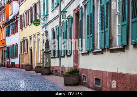 Schiffgasse, eine ziemlich schmale Straße in der Altstadt-Viertel der Stadt Heidelberg. Stockfoto