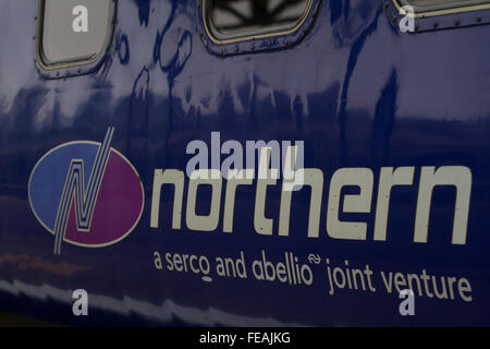 Das Logo für Northern Rail 16 April enden soll. Dies ist die Seite einer Klasse 156 DMU am Bahnhof Chester Stockfoto