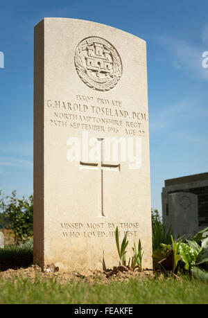 PEAKE WOOD CEMETERY, REICHSWEHRMINISTERIUM, FRANKREICH. WW1 Grabstein eines britischen Soldaten getötet in der Schlacht an der Somme 1916 im Alter von 22 Jahren. Stockfoto