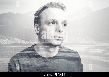 Junge Erwachsene kaukasischen Mann Porträt kombiniert mit Küstengebirge Landschaft, Doppelbelichtung Fotoeffekt Stockfoto