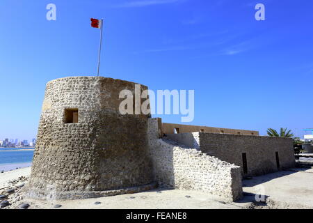 BU Maher Fort, Muharraq, Beginn des Bahrains perlendes Trail mit Manama im Königreich Bahrain Hintergrund Stockfoto