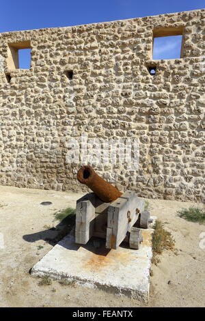 Cannon am Bu Maher Fort, Muharraq, dem Beginn des Perling Trail in Bahrain, Königreich Bahrain Stockfoto