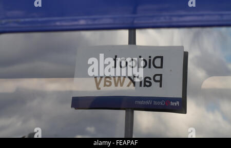 Didcot Parkway (First Great Western - jetzt Great Western Railway GWR)) Bahnhof Zeichen spiegelt sich im Fenster eines HST (Hochgeschwindigkeitszug). Stockfoto