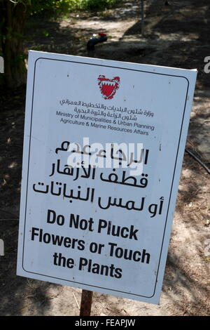 Melden Sie sich an Englisch und Arabisch warnen Blumenpflücken, Botanischer Garten, Budaiya, Königreich von Bahrain Stockfoto