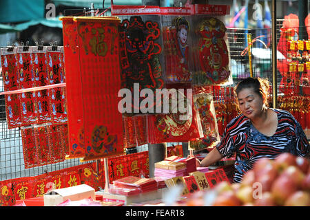 Bangkok, Thailand. 5. Februar 2016. Eine thailändische Hersteller wartet auf Kunden in China Town in Bangkok, Thailand, 5. Februar 2016. Der chinesische Mondkalender weist ein Tiersymbol jedes Jahr in einem Zyklus von 12 Jahren. Nach dem Horoskop ist 2016 das Jahr des Affen ab 8. Februar. © Rachen Sageamsak/Xinhua/Alamy Live-Nachrichten Stockfoto