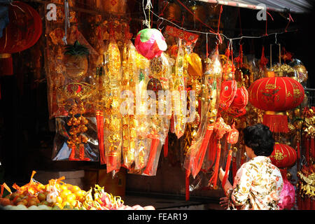 Bangkok, Thailand. 5. Februar 2016. Eine Frau schaut an Neujahr Dekorationen in China Town in Bangkok, Thailand, 5. Februar 2016. Der chinesische Mondkalender weist ein Tiersymbol jedes Jahr in einem Zyklus von 12 Jahren. Nach dem Horoskop ist 2016 das Jahr des Affen ab 8. Februar. © Rachen Sageamsak/Xinhua/Alamy Live-Nachrichten Stockfoto