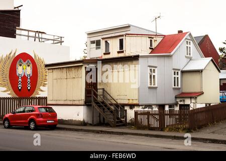 Allgemeines Gehäuse geschossen getroffen von einer Eigenschaft in Wellblech verkleidet / Zinn Folie in Reykjavik, Island. Stockfoto