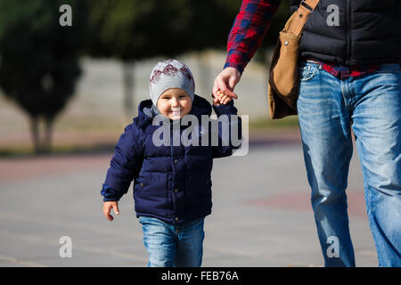 Vater und Sohn zu Fuß in die Stadt in der Herbstzeit Stockfoto