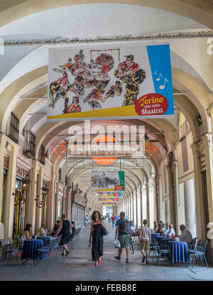 Geschäfte und Cafe in einem Portikus auf der Piazza San Carlo im historischen Zentrum, Turin, Piemont, Italien. Stockfoto