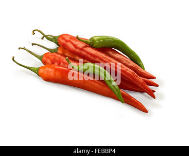 Rote und grüne Chilischoten auf weißem Hintergrund Stockfoto