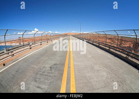 Fisheye-Objektiv Foto der Fahrspuren auf einer Brücke, Glen Canyon Dam, Arizona, USA. Stockfoto