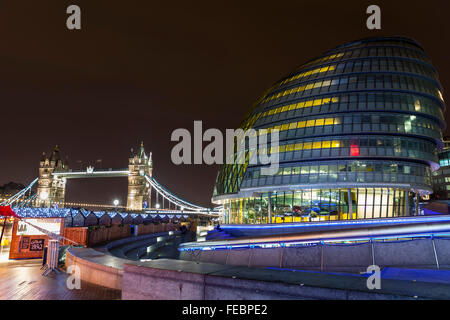 London bei Nacht - More London mit Rathaus auf der rechten Seite, Tower Bridge im Hintergrund Stockfoto