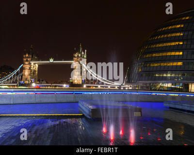 London bei Nacht - More London mit Rathaus auf der rechten Seite, Tower Bridge im Hintergrund Stockfoto