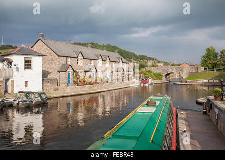 Gesamtansicht des Kanals dock am Brecon in Powys, Wales, UK Stockfoto